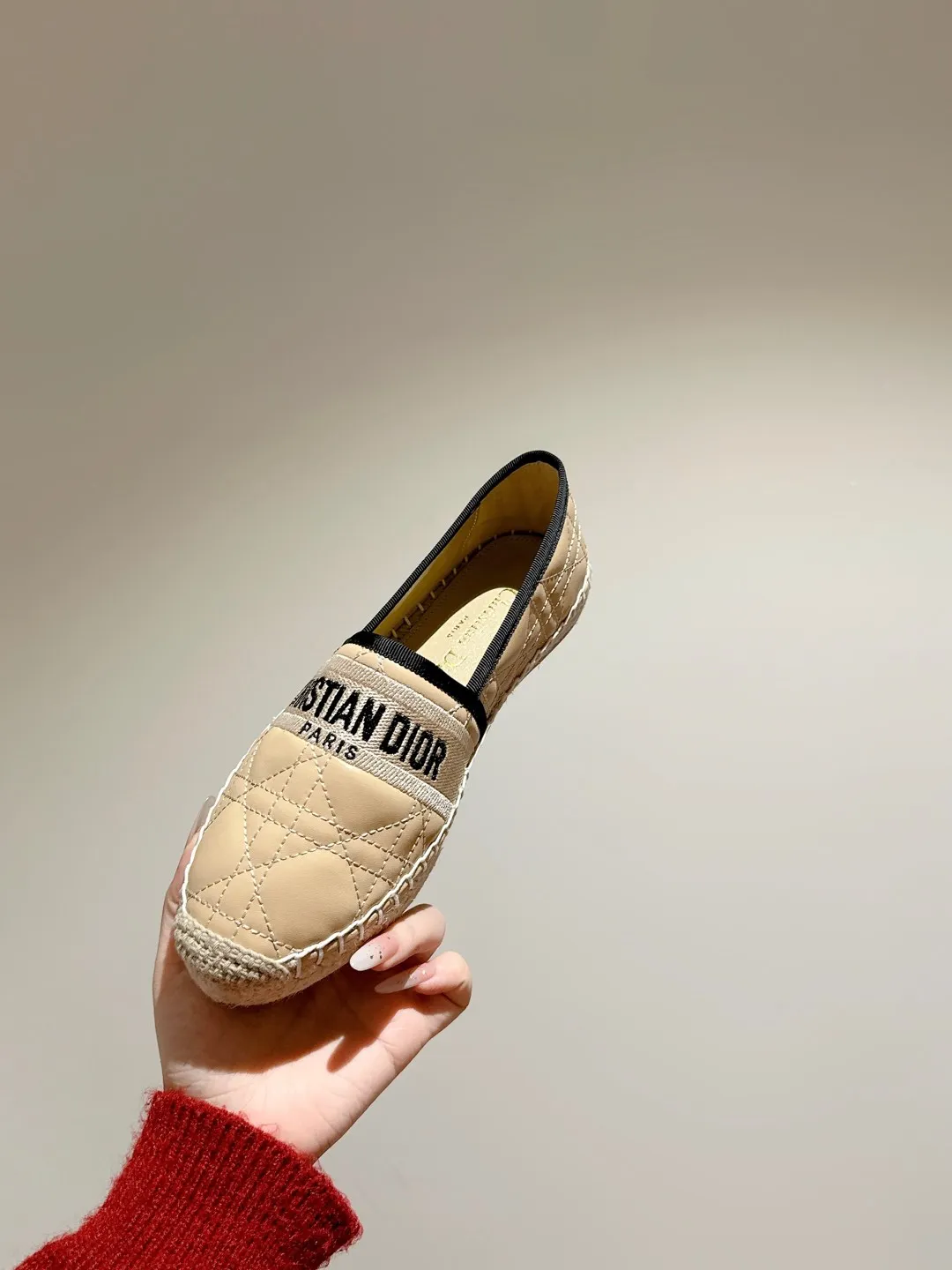 👟👟Ex-factory price 460👟👟 Dior DIOR's new popular early spring fisherman shoes 🆕 Simple, elegant and fashionable, timeless and timeless, it is a classic that will never fade away in the fashion circle, retro fisherman shoes. Original hand-woven surface, electric embroidery technology! Specific cloth surface and rubber outsole. Code number: 35-39 (40.41 customized, non-refundable)